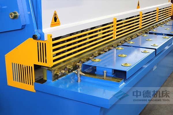 ZDS-2032剪板機進料口，安全防護，進料無阻，又能直接觀看到燈光對線的剪切位置.jpg