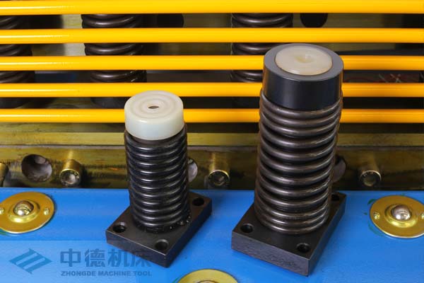 ZDS-2032采用高品質壓料油缸，不滲油不會在板材表面留有油污.jpg